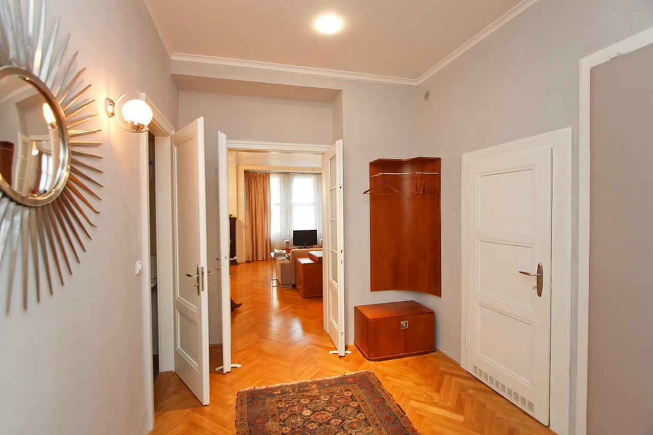 Spacious Elegance In The Heart Of Old Town Prag Exteriör bild
