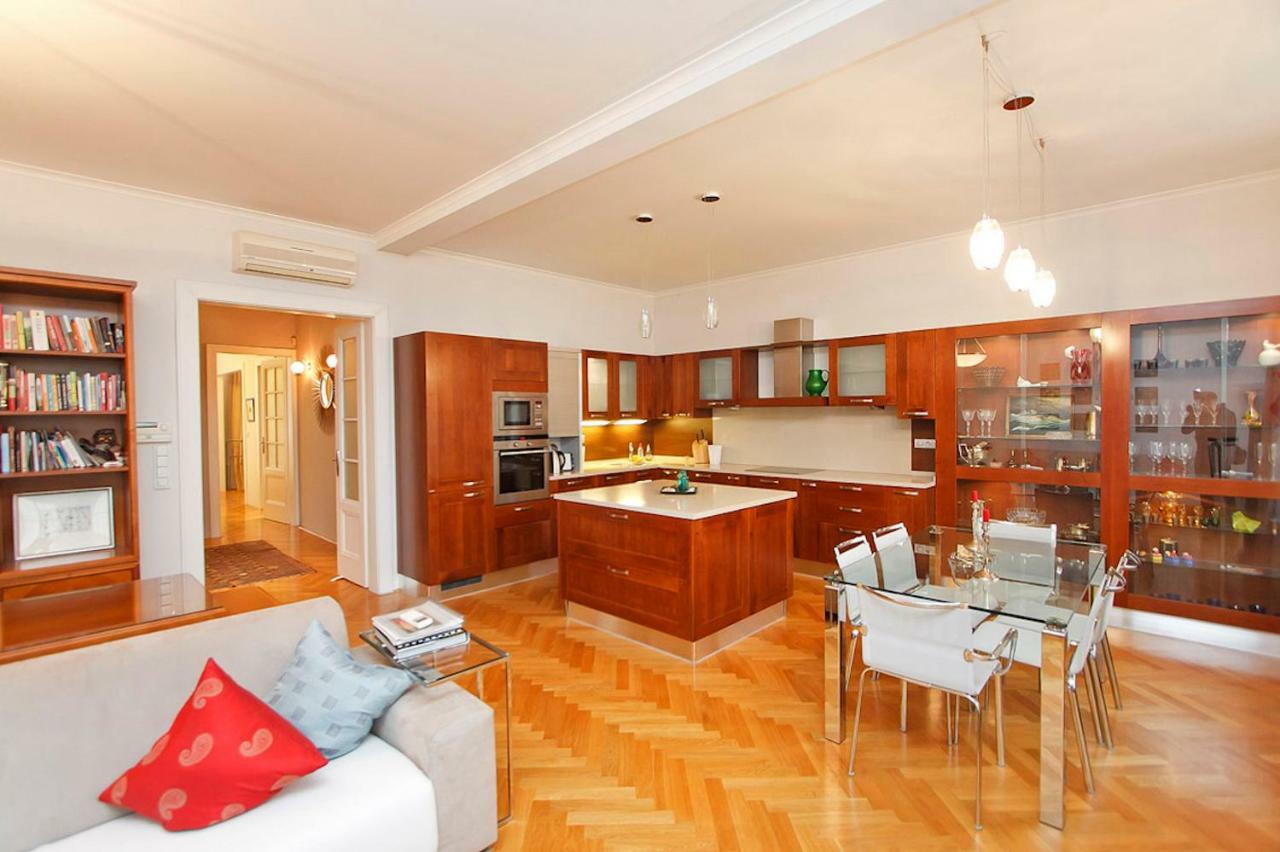 Spacious Elegance In The Heart Of Old Town Prag Exteriör bild
